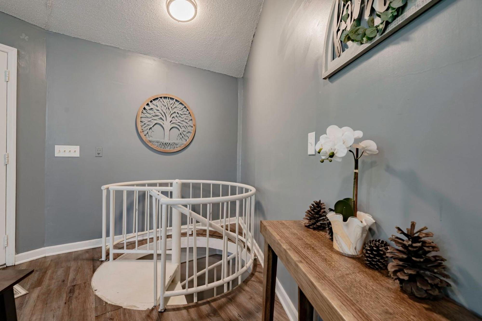 Opulent Octagonal Oasis With Spiral Stairs-Minutes To Base Villa Columbia Exterior photo